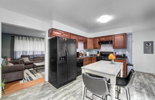 Tremont Casa | City living W/Hot tub, Pool Table, Movie Theater!