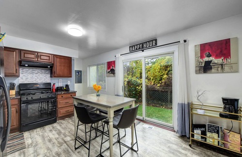 Tremont Casa | City living W/Hot tub, Pool Table, Movie Theater!