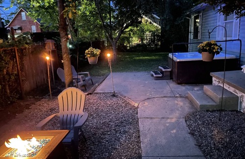 Tremont Casa | City living W/Hot tub, Pool Table, Movie Theater!