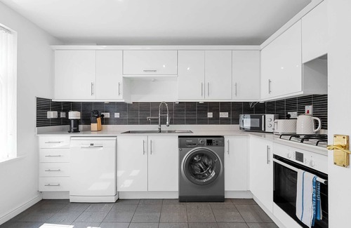 Kearsley Casa | City SuperHost | Pendlebury House Free Parking