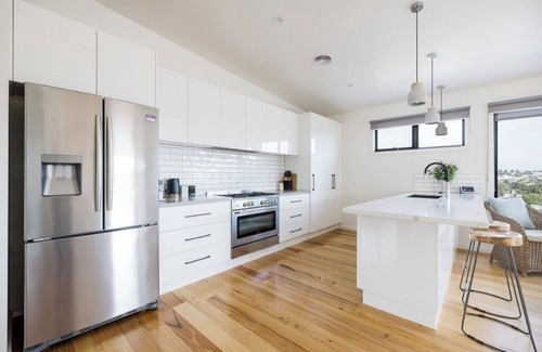 Warrnambool Casa | City Views on Williams. Luxurious Townhouse with free Wifi & Netflix