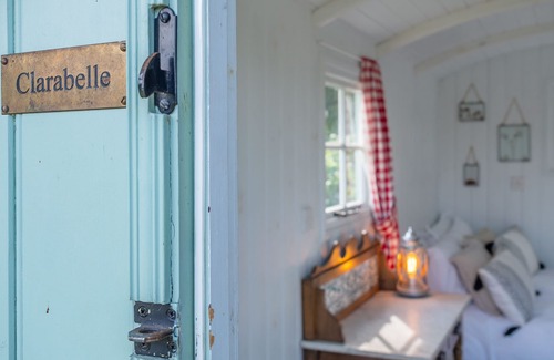 Brandeston Apartamento | Clarabelle is a beautiful shepherd's hut set in a blooming kitchen garden