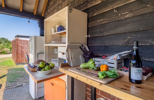 Brandeston Apartamento | Clarabelle is a beautiful shepherd's hut set in a blooming kitchen garden