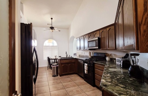 Porterville Villa | Clare Ct. Villa King master bedroom 5bedroom/4Bath w/Game Room