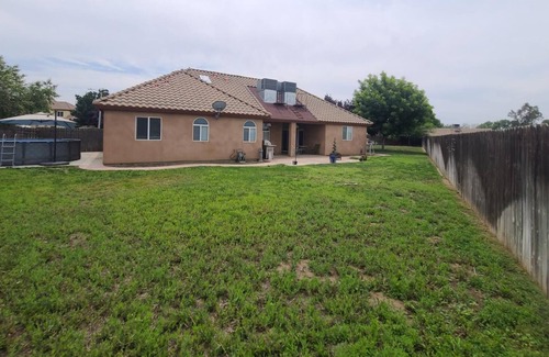 Porterville Villa | Clare Ct. Villa King master bedroom 5bedroom/4Bath w/Game Room