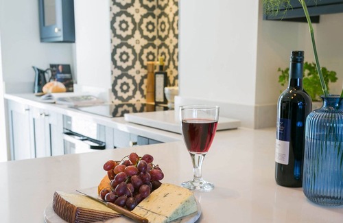 Llanfairfechan Cabaña | Claremont - a sea view that sleeps 8 guests in 4 bedrooms