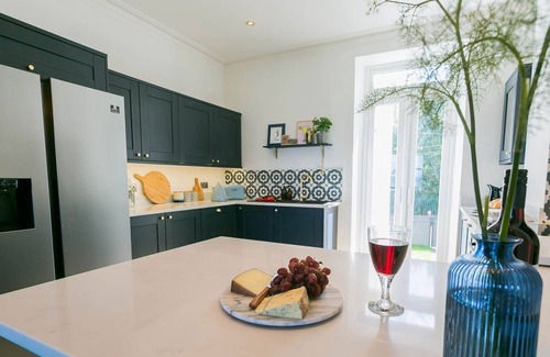 Llanfairfechan Cabaña | Claremont - a sea view that sleeps 8 guests in 4 bedrooms