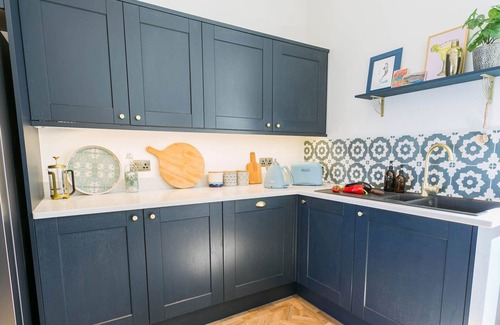 Llanfairfechan Cabaña | Claremont - a sea view that sleeps 8 guests in 4 bedrooms