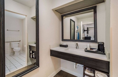 Florence Hotel | Clarion Inn & Suites