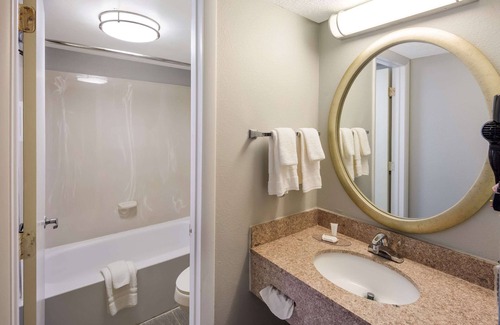 Castleton Hotel | Clarion Pointe Indianapolis Northeast