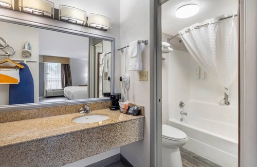 Morrow Hotel | Clarion Pointe Morrow - Atlanta South