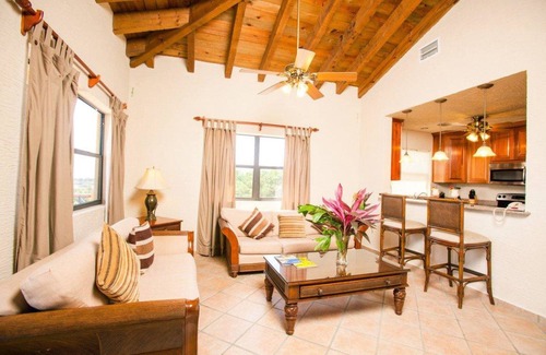 French Harbour Hotel | Clarion Suites Roatan at Pineapple Villas