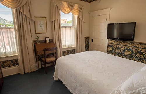 Central Boulder Casa | Classic & Elegantly Appointed Room for Couples!