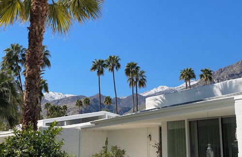 Canyon Corridor Condominio | Classic mid-century condo with mountain views
