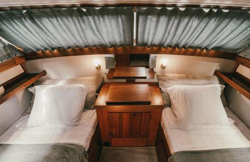 Klaipeda Alquiler De Eote | Classic Yacht I Royal Cruiser 34 - "Barrel"