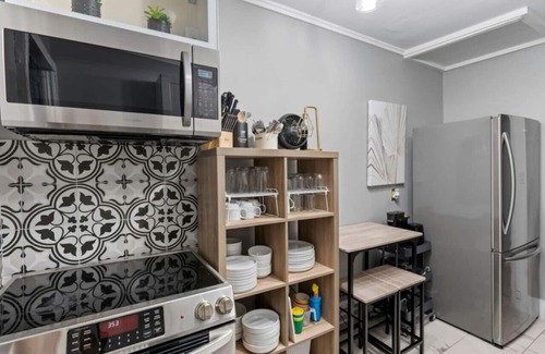 Windsor Apartamento | Clean and spacious 3BR DT Windsor Laundry and parking