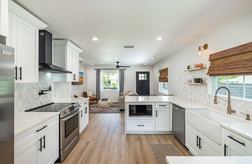 Old Seminole Heights Casa | Clean & Centrally located to Busch Gardens USF Tampa Zoo Family & Pet Friendly