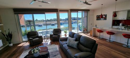 Mildura Villa | Clearview Waters - 4 King bedrooms 3 bathrooms water views