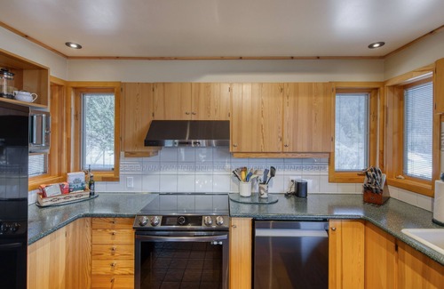 East Kootenay Casa | CLIFF CABIN Family Friendly|Hot Tub|Spectacular Views