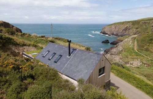 Trefin Casa | Cliff-top Cottage on Coast Path w/Panoramic Views