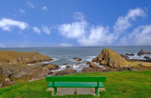Buckie Apartamento | Cliff Top Cottage with Sea Views