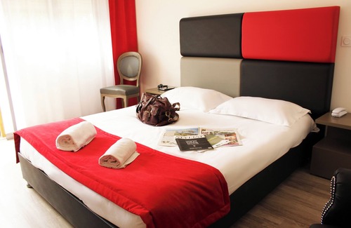 Eguilles Hotel | Close to Cannes and Grand Place! Free Parking & Onsite Pool