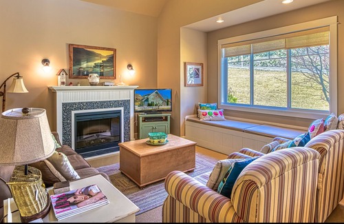 Oroville Cabaña | Close to the lake, the pool and resort amenities!