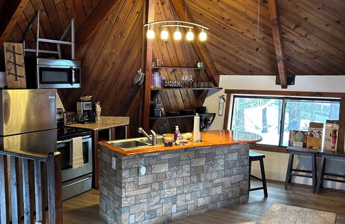 Mammoth Lakes Cabina | Closest, coziest home at The Village! Steps to Bars/Dining/Shops and Gondola!