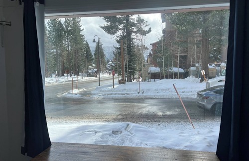 Mammoth Lakes Cabina | Closest, coziest home at The Village! Steps to Bars/Dining/Shops and Gondola!