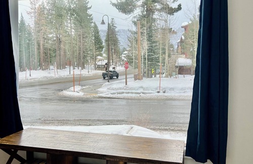 Mammoth Lakes Cabina | Closest, coziest home at The Village! Steps to Bars/Dining/Shops and Gondola!