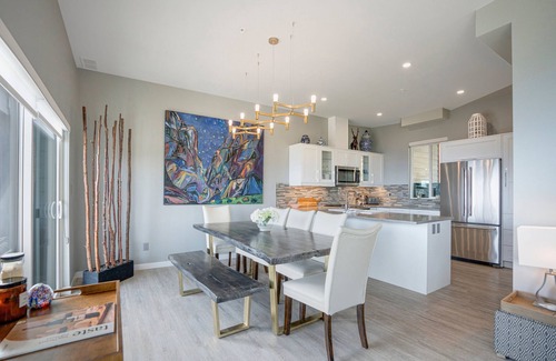 Silver Star Mountain Hotel | Closest to the Gondola – Spacious 3-Bedroom Townhome w/ Hot Tub, Ski-In/Ski-Out & Stunning Views