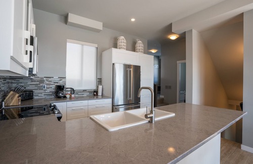 Silver Star Mountain Hotel | Closest to the Gondola – Spacious 3-Bedroom Townhome w/ Hot Tub, Ski-In/Ski-Out & Stunning Views