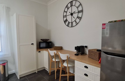 Orange Casa | Clytie Cottage on Moulder (CBD)