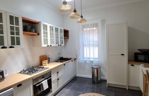 Orange Casa | Clytie Cottage on Moulder (CBD)