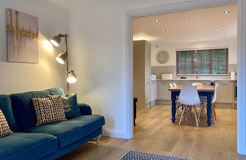 Weare Giffard Cabaña | Coast & country luxury cottage in pretty village, w/local pub. Beach 15 mins.