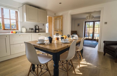 Weare Giffard Cabaña | Coast & country luxury cottage in pretty village, w/local pub. Beach 15 mins.