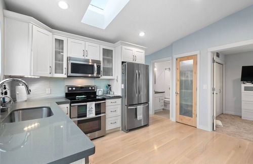 Genesee Casa | Brillante y acogedora casa con vistas del centro de Seattle y las cascadas