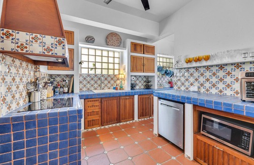 Parque Chalet De Esquí | Coastal Comfort: Spanish Villa Steps from the Sand