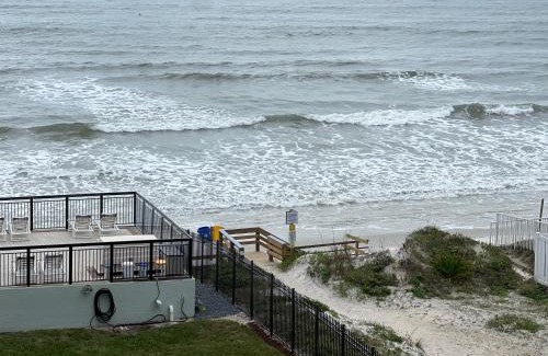 New Smyrna Beach Apartamento | Coastal Condo on the beach at Ocean Trillium #501