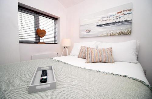 Penarth Apartamento | Coastal penarth dream! Close to Cardiff superb location near bars and restaurants! Dog friendly and welcome breakfast pack!