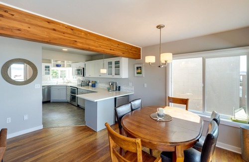 Warm Beach Casa | Coastal PNW Home on Swimmable Beach w/ Hot Tub!