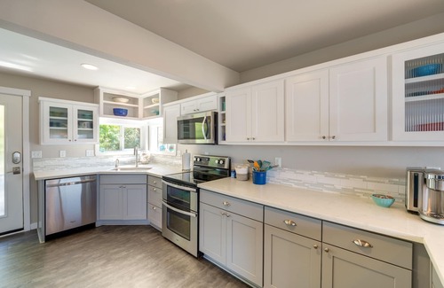 Warm Beach Casa | Coastal PNW Home on Swimmable Beach w/ Hot Tub!