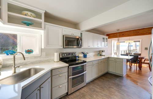 Warm Beach Casa | Coastal PNW Home on Swimmable Beach w/ Hot Tub!