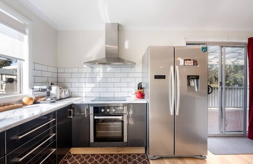 Sloping Main Apartamento | Coastal Retreat by the Beach