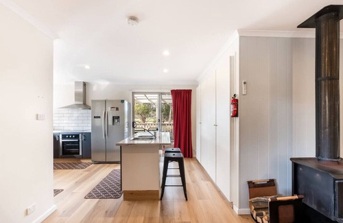 Sloping Main Apartamento | Coastal Retreat by the Beach