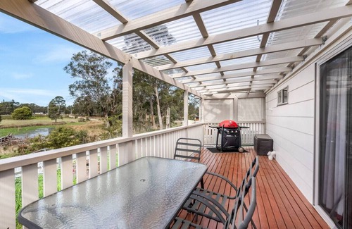 Sloping Main Apartamento | Coastal Retreat by the Beach