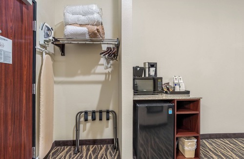 De Pere Hotel | Cobblestone Hotel & Suites - De Pere/Green Bay