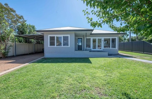 Dubbo Casa | Cobbora Cottage - Sleek & Stylish, Near Hospital