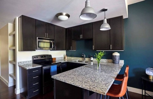 12 South Apartamento | Coffee Shops, Restaurants, Bars, Salons and Boutiques, just steps away.