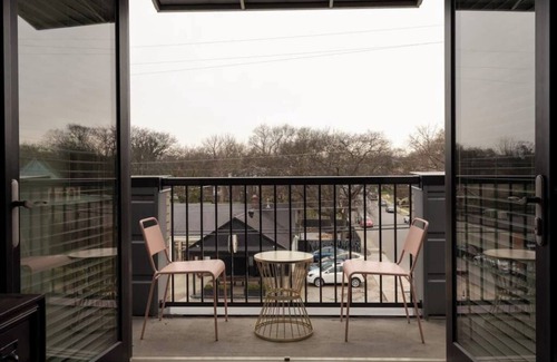 12 South Apartamento | Coffee Shops, Restaurants, Bars, Salons and Boutiques, just steps away.